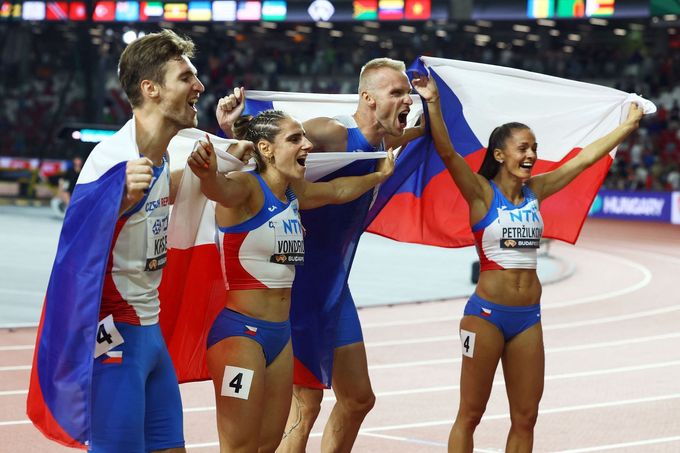 Tereza Petržilková (vpravo) slaví s parťáky ze smíšené štafety na 4x400 m bronz na MS v Budapešti