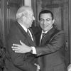 Husní Mubarak a George Shultz