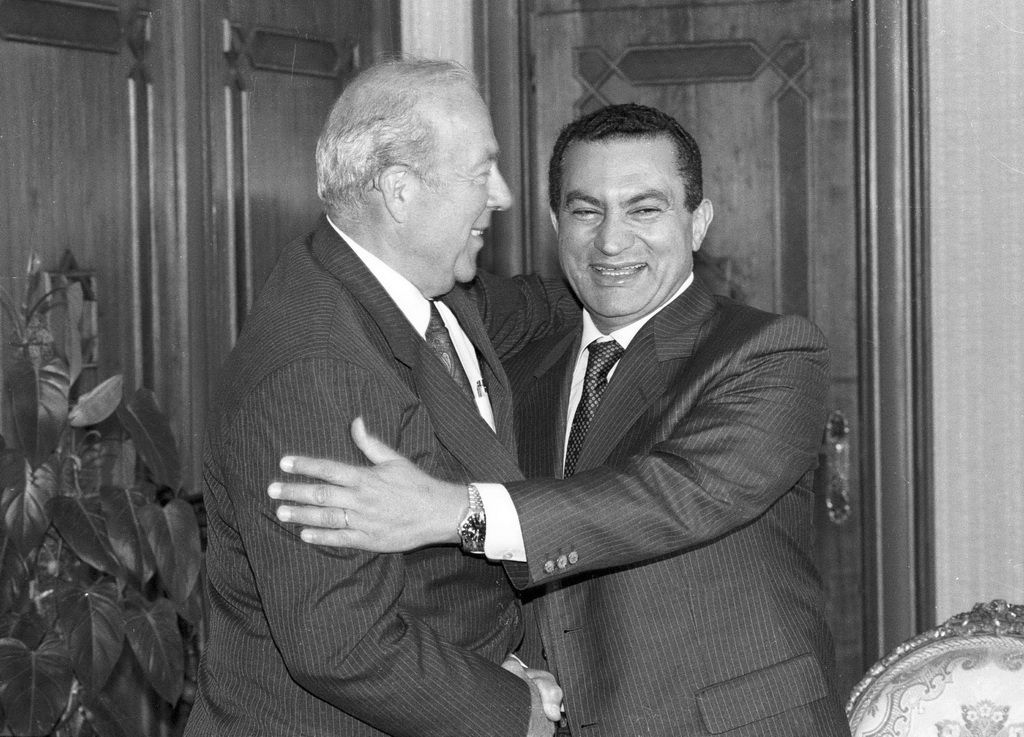Husní Mubarak a George Shultz