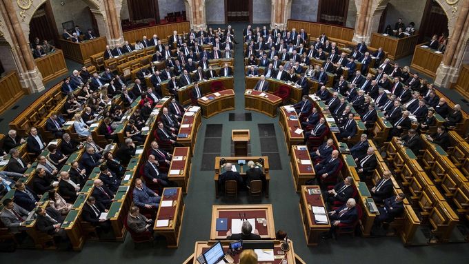 Maďarský parlament při schvalování vstupu Švédska do Severoatlantické aliance.