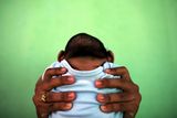 Nacho Doce / únor 2016: Šestadvacetiletá Brazilka Jackeline drží v rukou svého čtyřměsíčního syna, který se narodil postižený mikrocefalií. Podobně jsou na tom kvůli epidemii viru zika tisíce dalších dětí.