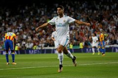 Real doma jen remizoval s Valencií. Dvěma góly jej spasil Asensio