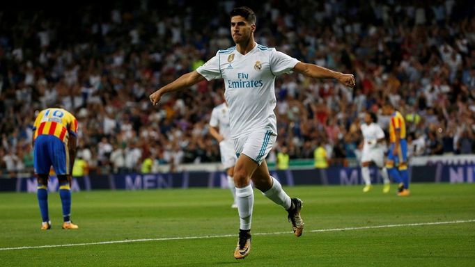 Marco Asensio slaví jednu ze dvou branek Realu Madrid do sítě Valencie