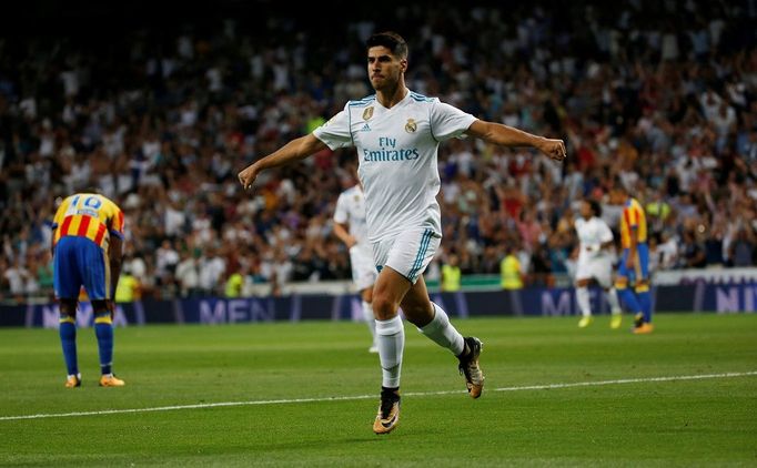 Marco Asensio slaví jednu ze dvou branek Realu Madrid do sítě Valencie