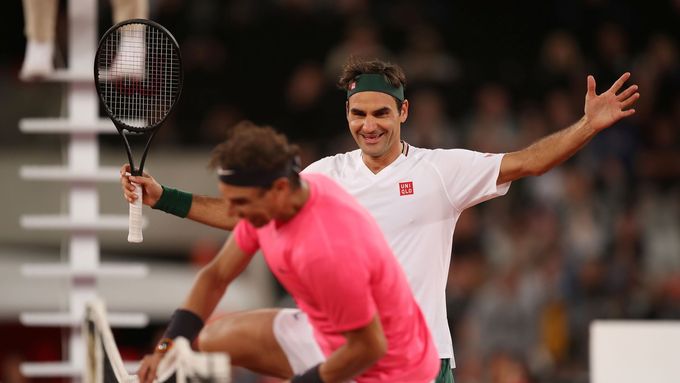 Roger Federer a Rafael Nadal při exhibici v Jižní Africe před rekordní návštěvou.