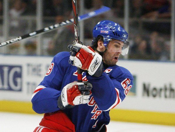 Český hokejista Jaromír Jágr v dresu New York Rangers během utkání NHL.