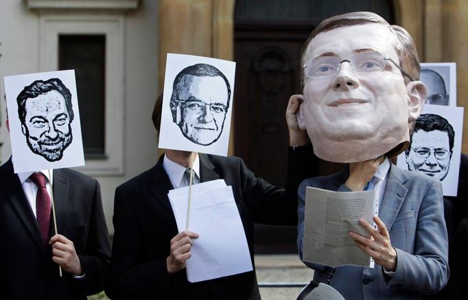 A všichni se smějí... Momentka z demonstrace za pád vlády, která se odehrála před Strakovou akademií 16. dubna.