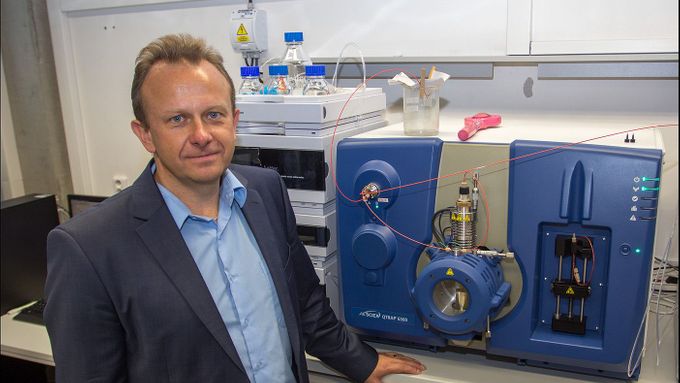 Profesor Michal Holčapek ve své laboratoři na Univerzitě Pardubice.