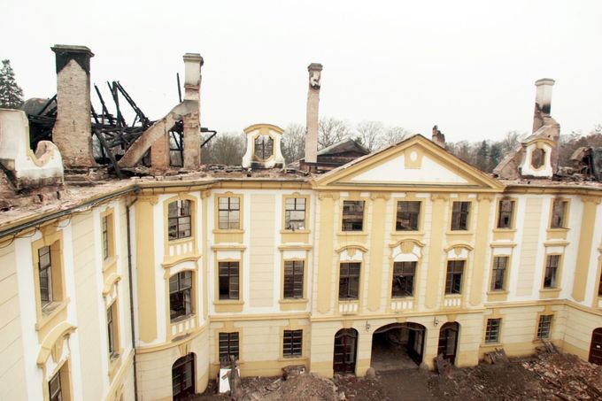 Odklízení trosek po požáru zámku v Zahrádkách na Českolipsku (20. března 2003)