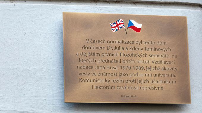 Pamětní deska odhalená v pražské Keramické ulici dne 14.11. 2019