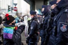 Babička Kasia je symbolem polských protestů kvůli potratům. Desetkrát ji už zatkli