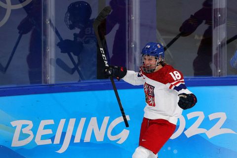 Michaela Pejzlová slaví gól v zápase Česko - Čína na ZOH 2022