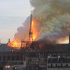 Pařížská katedrála Notre Damme v plamenech.