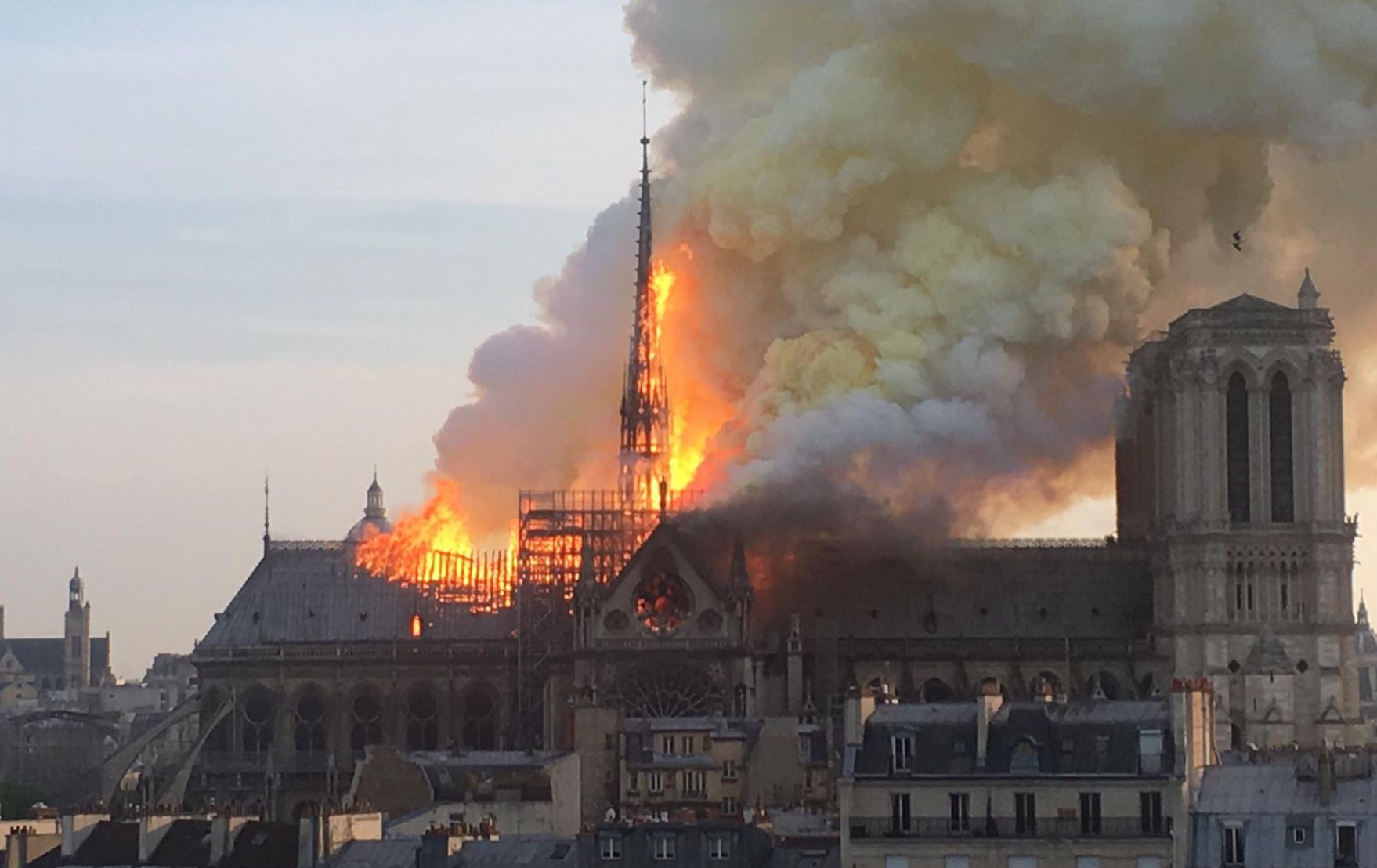 Pařížská katedrála Notre Damme v plamenech.