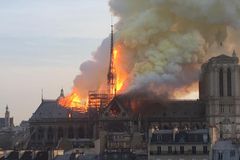 Požár Notre-Dame je uhašen. Záchrana artefaktů pokračuje, hasiči kontrolují statiku