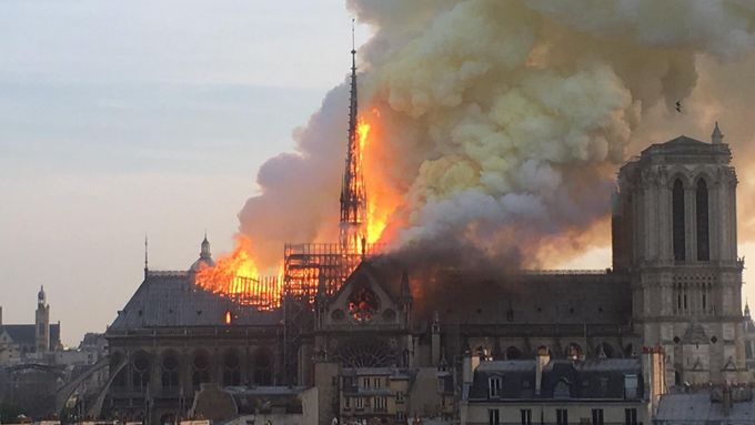 Slavná pařížská katedrála Notre-Dame hořela a lidé v ulicích zpívali. Ráno byl oheň pod kontrolou hasičů.