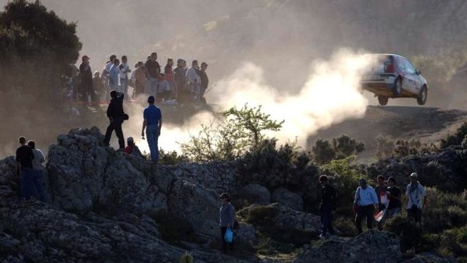 SLUNCE V PRACHU. Italská rallye, Sardinie 2005.