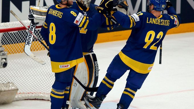 Švédští hokejisté si udrželi výhrou 3:0 šanci na vítězství v turnaji. Češi naopak musejí v neděli porazit Rusko, aby nebyli poslední.