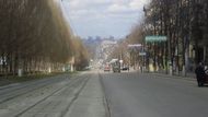 Leninova třída začíná u busty Brežněva a končí u velké hutě (silueta v pozadí). Na trase pendlují i české tramvaje.