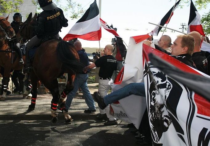 Policie však ničeho nehleděla a na koních vyrazila proti davu, ten se neměl na ústup a tak snadno došlo ke střetu, který budou možná obě strany označovat za "obranu".