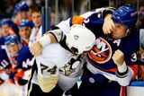 Penguins mají v sestavě i další tvrdé muže, v zápase s Islanders se takto utkal Jay Mc Kee s Brendanem Wittem.