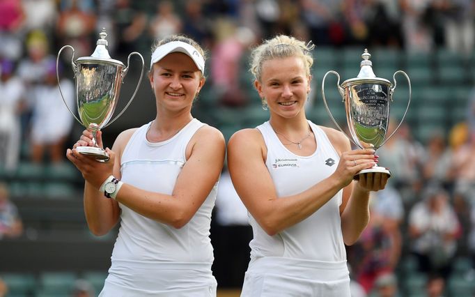 Barbora Krejčíková a Kateřina Siniaková ve Wimbledonu 2018.