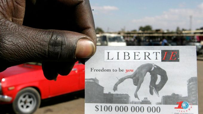 Telefonní karta v hodnotě sto miliard zimbabwských dolarů. Dnes už za ní dlouho telefonovat nebudete. Inflace roste každým dnem.