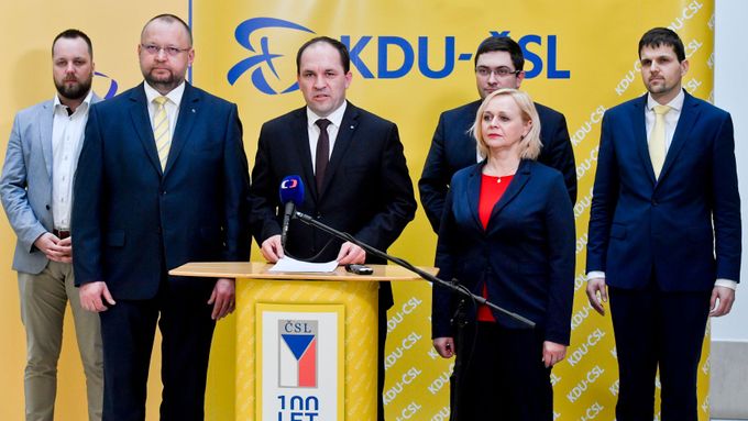 Nové vedení KDU-ČSL v čele s předsedou Markem Výborným (třetí zleva).