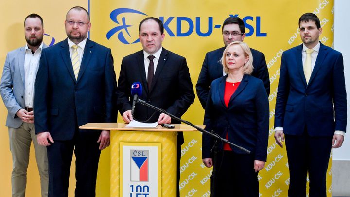 Lidovci chtějí, aby vláda kvůli "personálnímu zemětřesení" požádala sněmovnu o důvěru