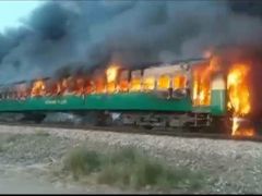 Snímek z videa, které zachycuje požár vlaku v Pákistánu