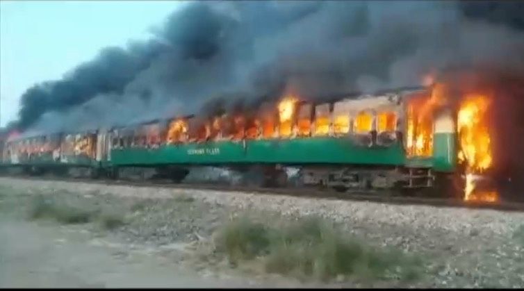 Snímek z videa, které zachycuje požár vlaku v Pákistánu