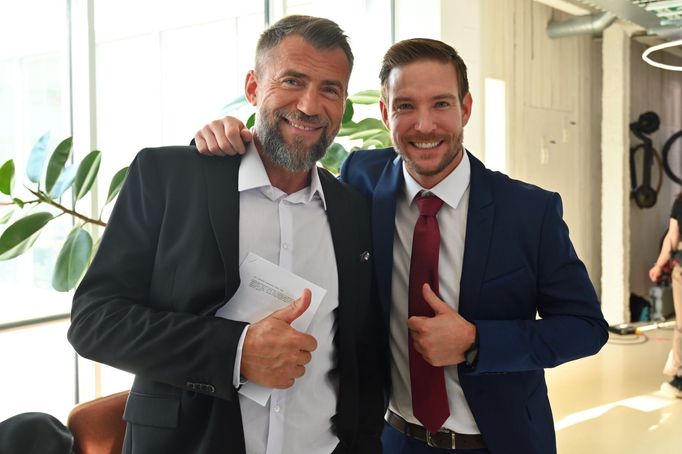 Bořek Slezáček a Vladimír Polívka v romantické komedii Naše léto.