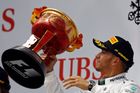 Lewis Hamilton dostal po šesti letech konečně zase vůz, se kterým může reálně bojovat o titul mistra světa. 29letý Brit si to užívá a na trati může pro Mercedes vypustit duši.