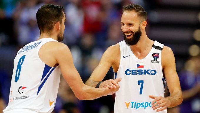 Tomáš Satoranský a Vojtěch Hruban v zápase ME basketbalistů 2022 v Praze