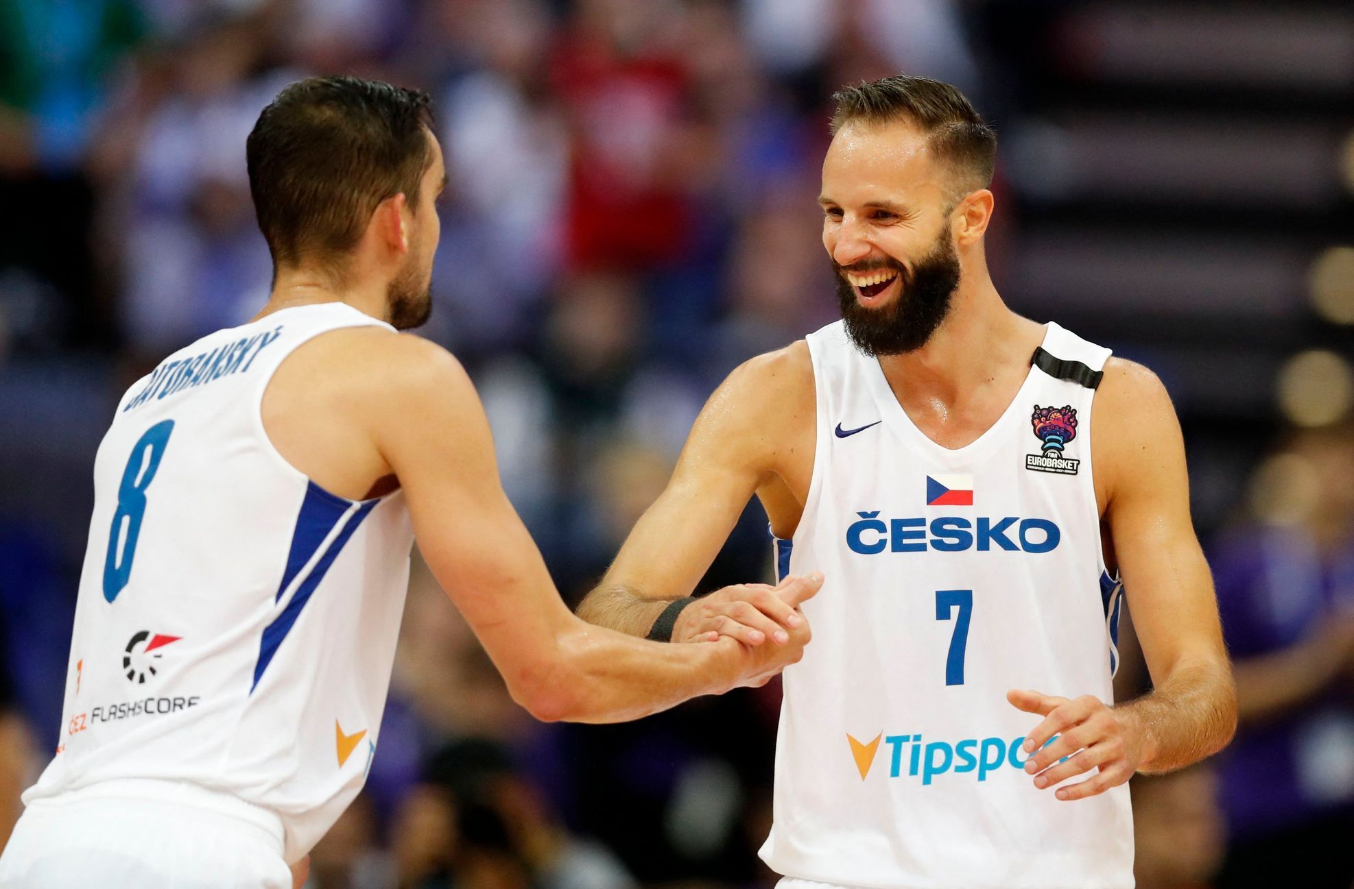 Tomáš Satoranský a Vojtěch Hruban v zápase ME basketbalistů 2022 v Praze