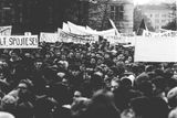 Albertov 17. listopadu 1989. Mírová studentská demonstrace přerostla týž den na Národní třídě v policejní masakr.