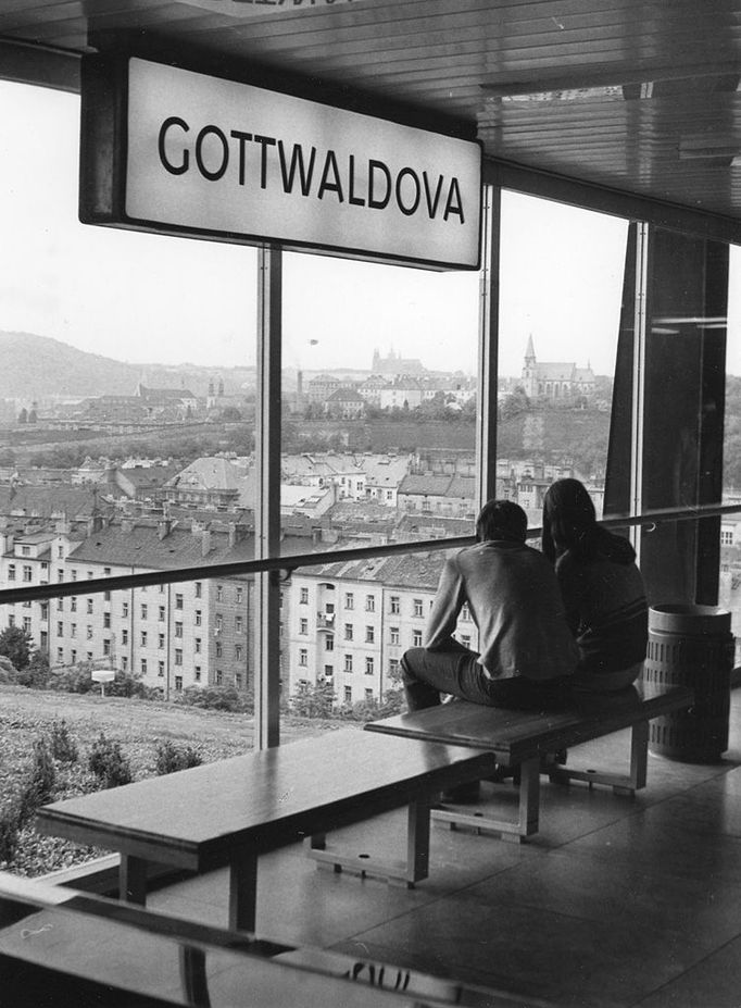 Lidé v tehdejší stanici metra C "Gottwaldova", rok 1974. Dnes tato stanice nese název Vyšehrad.