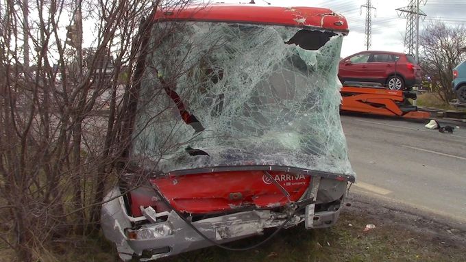 V Praze se srazil autobus s nákladním autem. 10 zraněných