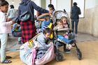 Stovky Romů dál přespávají na nádraží, Rakušan pro ně chce vypravit vlak do Maďarska
