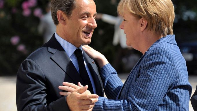 Francouzský prezident Nicolas Sarkozy při vítání německé kancléřky Angely Merkelové před Elysejským palácem v Paříži. 16. srpna 2011.