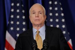 McCain couvl. Do TV debaty s Obamou nakonec půjde