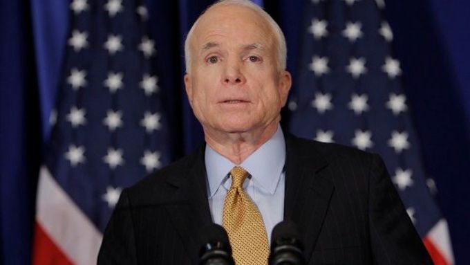 McCain znovu obvinil Obamu ze styků s teroristy