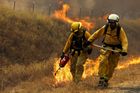 Požáry v Kalifornii zničily stovky domů, vyhnaly tisíce lidí a zranily čtyři hasiče