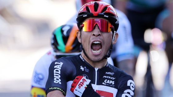 Caleb Ewan vítězí ve 3. etapě Tour de France před Samem Bennettem