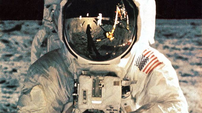 Astronaut Buzz Aldrin na Měsíci. V jeho přílbě se odráží i Neil Armstrong, který snímek pořídil.