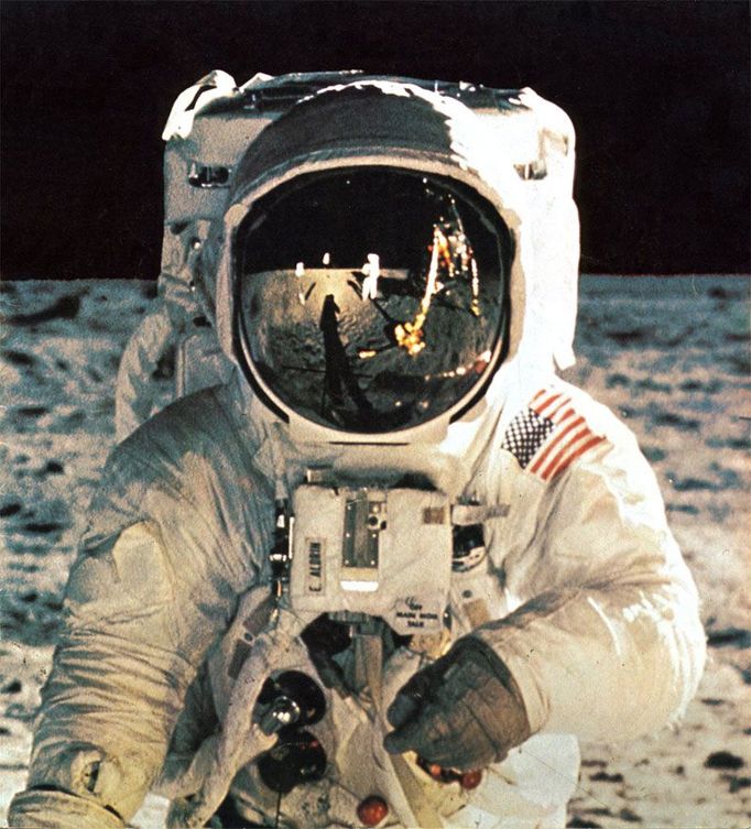 Astronaut Buzz Aldrin na Měsíci. V jeho přílbě se odráží i Neil Armstrong, který snímek pořídil.