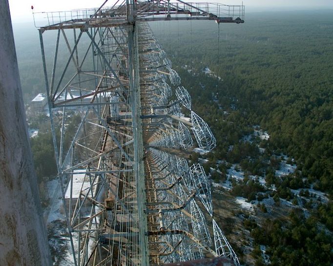 Duga, "ruský datel" v Černobylu. Obří konstrukce radiolokačního systému Duga, který měl sledovat starty raket na americkém kontinentu.