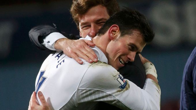 Střelec Tottenhamu Gareth Bale a kouč André Villas-Boas se radují z vítězného gólu proti West Hamu.