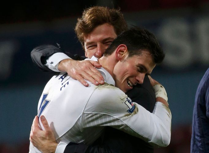 Střelec Tottenhamu Gareth Bale a kouč André Villas-Boas se radují z vítězného gólu proti West Hamu.