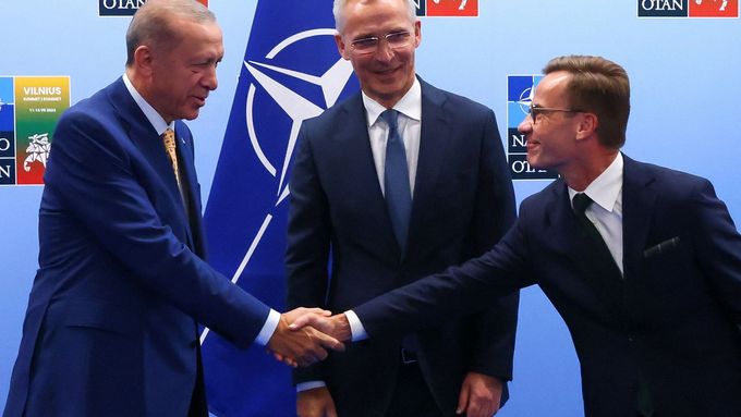 Turecký prezident Recep Tayyip Erdogan, švédský premiér Ulf Kristersson a šéf Severoatlantické aliance Jens Stoltenberg (uprostřed).